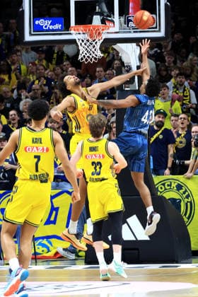 DEU, easyCredit BBL, ALBA vs. MLP Academics Heidelberg, 11.01.2026, Uber-Arena, Berlin, DEU, easyCredit BBL, ALBA vs. MLP Academics Heidelberg, im Bild Norris Agbakoko (ALBA Berlin 17), Eric Reed Jr. (Heidelberg 43)