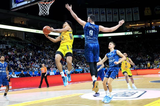 DEU, easyCredit BBL, ALBA vs. MLP Academics Heidelberg, 11.01.2026, Uber-Arena, Berlin, DEU, easyCredit BBL, ALBA vs. MLP Academics Heidelberg, im Bild Jack Kayil( ALBA Berlin 7), Paul Zipser (Heidelberg 9), Niklas Wuerzner (Heidelberg 2)
