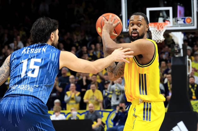 DEU, easyCredit BBL, ALBA vs. MLP Academics Heidelberg, 11.01.2026, Uber-Arena, Berlin, DEU, easyCredit BBL, ALBA vs. MLP Academics Heidelberg, im Bild J Wan Roberts (ALBA Berlin 13), Marcel Kessen (Heidelberg 15)