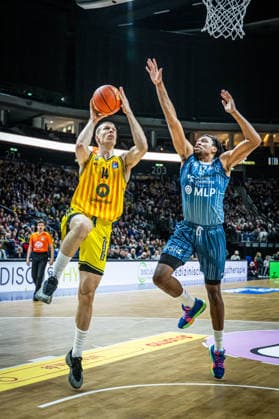 Basketball Berlin 11.01.2026 Saison 2025 2026 EasyCredit BBL 1. Bundesliga Männer, Herren Alba Berlin - MLP Academics Heidelberg Martynas Echodas (Alba Berlin, No.14) Osun Osunniyi (Heidelberg, No.12)