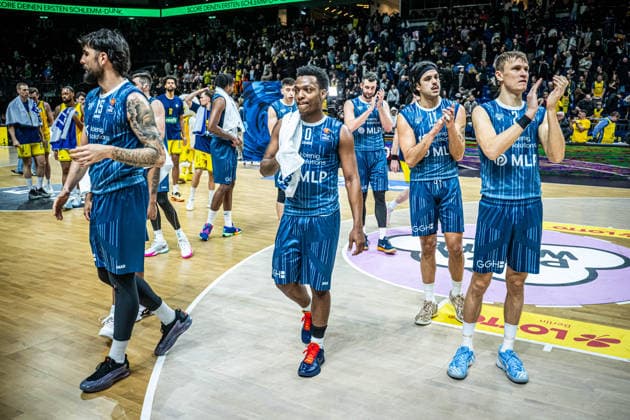 Basketball Berlin 11.01.2026 Saison 2025 2026 EasyCredit BBL 1. Bundesliga Männer, Herren Alba Berlin - MLP Academics Heidelberg niedergeschlagene Heidelberger Spieler nach dem Spiel