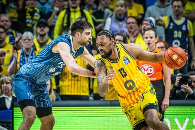 Basketball Berlin 11.01.2026 Saison 2025 2026 EasyCredit BBL 1. Bundesliga Männer, Herren Alba Berlin - MLP Academics Heidelberg J wan Roberts (Alba Berlin, No.13) Mateo Seric (Heidelberg, No.21)