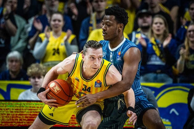 Basketball Berlin 11.01.2026 Saison 2025 2026 EasyCredit BBL 1. Bundesliga Männer, Herren Alba Berlin - MLP Academics Heidelberg Justin Bean (Alba Berlin, No.34) DJ Horne (Heidelberg, No.00)