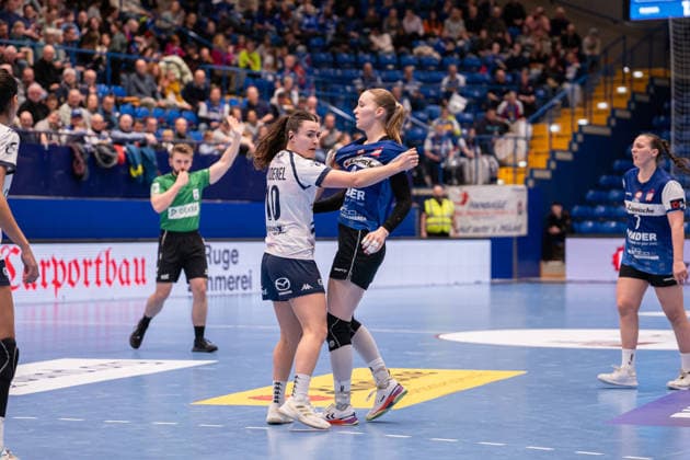 HSG Blomberg-Lippe (GER) vs. Chambray Touraine Handball (FRA), Handball, EHF European League Women, Gruppenphase, 11.1.2026, Saision 2025 2026, Lemgo Lucie Modenel (Chambray Touraine Handball, 10) im Zweikampf mit Nieke Kuehne (HSG Blomberg-Lippe, 09) Lemgo Phoenix Contact Arena Deutschland