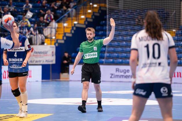 HSG Blomberg-Lippe (GER) vs. Chambray Touraine Handball (FRA), Handball, EHF European League Women, Gruppenphase, 11.1.2026, Saision 2025 2026, Lemgo Vojtech Benus (Schiedsrichter) zeigt Zeitspiel an Lemgo Phoenix Contact Arena Deutschland