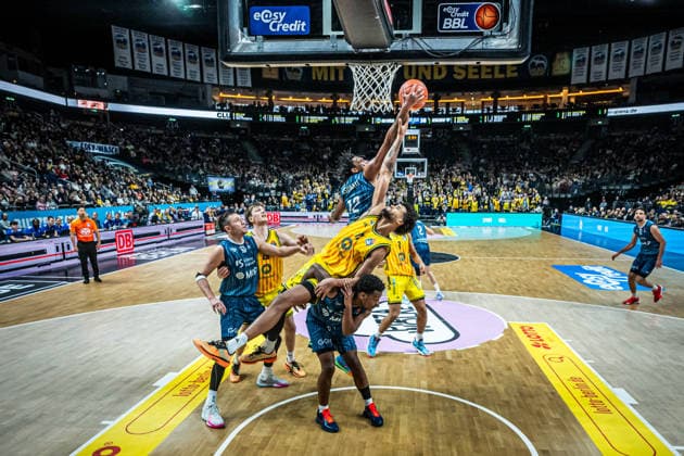 Basketball Berlin 11.01.2026 Saison 2025 2026 EasyCredit BBL 1. Bundesliga Männer, Herren Alba Berlin - MLP Academics Heidelberg Norris Agbakoko (Alba Berlin, No.17) Osun Osunniyi (Heidelberg, No.12)