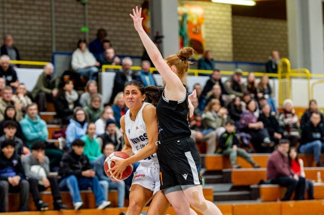 Natalie Villaflor (Wings Leverkusen,No.43) in Aktion gegen Lea Wolff (Talents BonnRhöndorf,No.77) DEU, Leverkusen, 11.01.2026 Basketball, Damen 2.Bundesliga Nord, 14. Spieltag, Wings Leverkusen - Talents BonnRhöndorf
