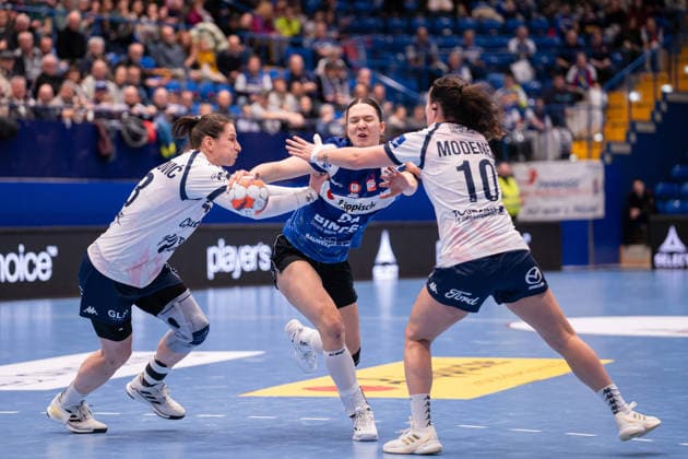 HSG Blomberg-Lippe (GER) vs. Chambray Touraine Handball (FRA), Handball, EHF European League Women, Gruppenphase, 11.1.2026, Saision 2025 2026, Lemgo Nuria Bucher (HSG Blomberg-Lippe, 21) im Zweikampf mit Lucie Modenel (Chambray Touraine Handball, 10) Lemgo Phoenix Contact Arena Deutschland