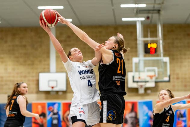 Nici Egert (Wings Leverkusen,No.04) in Aktion gegen Martha Middeler (Talents BonnRhöndorf,No.21) DEU, Leverkusen, 11.01.2026 Basketball, Damen 2.Bundesliga Nord, 14. Spieltag, Wings Leverkusen - Talents BonnRhöndorf