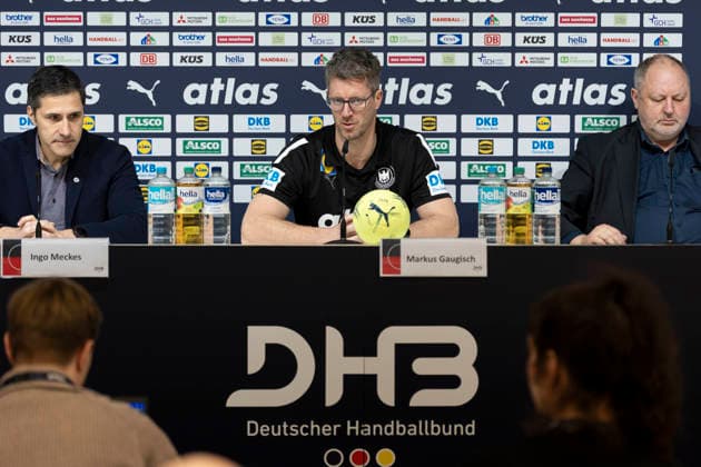 Men s Handball International: Germany vs. Croatia, 11.01.2026 HANNOVER, GERMANY - JANUARY 11: Markus Gaugisch verlängert den Vertrag beim DHB als Frauen Nationaltrainer during the match between Men s Handball International: Germany vs. Croatia at ZAG Arena on January 11, 2026 in Hannover, Germany. Copyright: xBEAUTIFULxSPORTS KennyxBeelex