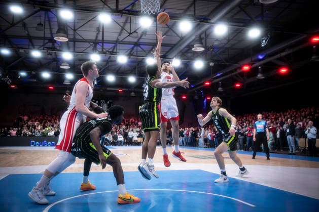 Barmer 2. Basketball Bundesliga ProA: Rheinstars Koeln vs. BBC Bayreuth, 11.01.26 Köln, 11.01.26 - Justin Onyejiaka (RheinStars Köln, 22, SF), links Kevaughn Allen (BBC Bayreuth, 23) während des Spiels der Barmer 2. Basketball Bundesliga ProA: Rheinstars Koeln vs. BBC Bayreuth in der Motor World in Köln. Copyright: xBEAUTIFULxSPORTS AxelxKohringx