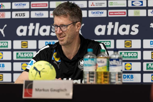 Men s Handball International: Germany vs. Croatia, 11.01.2026 HANNOVER, GERMANY - JANUARY 11: Markus Gaugisch verlängert den Vertrag beim DHB als Frauen Nationaltrainer during the match between Men s Handball International: Germany vs. Croatia at ZAG Arena on January 11, 2026 in Hannover, Germany. Copyright: xBEAUTIFULxSPORTS KennyxBeelex