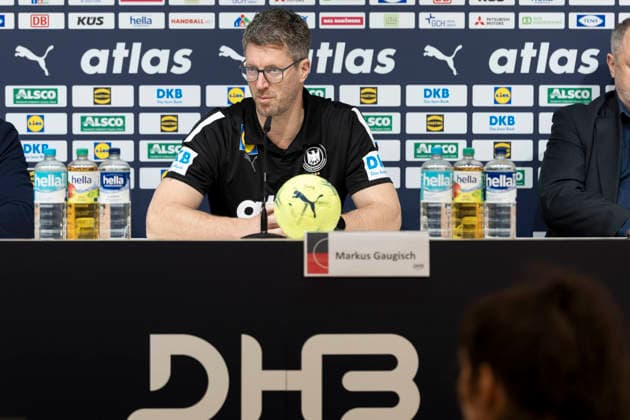 Men s Handball International: Germany vs. Croatia, 11.01.2026 HANNOVER, GERMANY - JANUARY 11: Markus Gaugisch verlängert den Vertrag beim DHB als Frauen Nationaltrainer during the match between Men s Handball International: Germany vs. Croatia at ZAG Arena on January 11, 2026 in Hannover, Germany. Copyright: xBEAUTIFULxSPORTS KennyxBeelex