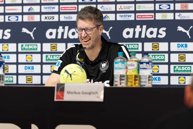 Men s Handball International: Germany vs. Croatia, 11.01.2026 HANNOVER, GERMANY - JANUARY 11: Markus Gaugisch verlängert den Vertrag beim DHB als Frauen Nationaltrainer during the match between Men s Handball International: Germany vs. Croatia at ZAG Arena on January 11, 2026 in Hannover, Germany. Copyright: xBEAUTIFULxSPORTS KennyxBeelex