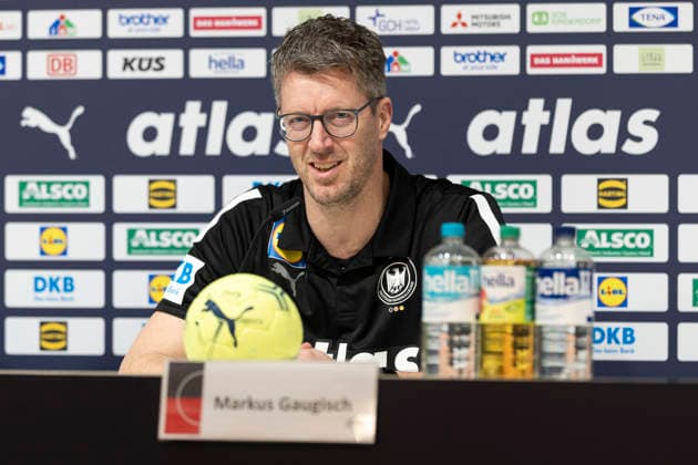 Men s Handball International: Germany vs. Croatia, 11.01.2026 HANNOVER, GERMANY - JANUARY 11: Markus Gaugisch verlängert den Vertrag beim DHB als Frauen Nationaltrainer during the match between Men s Handball International: Germany vs. Croatia at ZAG Arena on January 11, 2026 in Hannover, Germany. Copyright: xBEAUTIFULxSPORTS KennyxBeelex