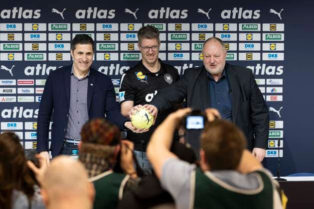 Men s Handball International: Germany vs. Croatia, 11.01.2026 HANNOVER, GERMANY - JANUARY 11: Markus Gaugisch verlängert den Vertrag beim DHB als Frauen Nationaltrainer(mitte), rechts Andreas Michelmann, links Ingo Meckes during the match between Men s Handball International: Germany vs. Croatia at ZAG Arena on January 11, 2026 in Hannover, Germany. Copyright: xBEAUTIFULxSPORTS KennyxBeelex