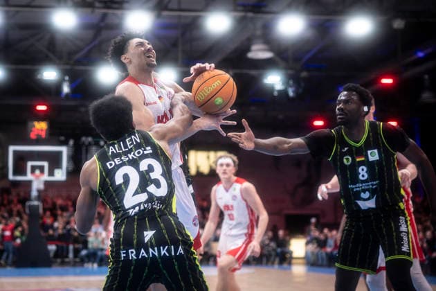 Barmer 2. Basketball Bundesliga ProA: Rheinstars Koeln vs. BBC Bayreuth, 11.01.26 Köln, 11.01.26 - Justin Onyejiaka (RheinStars Köln, 22, SF), Kevaughn Allen (BBC Bayreuth, 23), Nat Diallo (BBC Bayreuth, 8) während des Spiels der Barmer 2. Basketball Bundesliga ProA: Rheinstars Koeln vs. BBC Bayreuth in der Motor World in Köln. Copyright: xBEAUTIFULxSPORTS AxelxKohringx