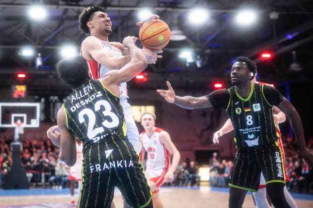 Barmer 2. Basketball Bundesliga ProA: Rheinstars Koeln vs. BBC Bayreuth, 11.01.26 Köln, 11.01.26 - Justin Onyejiaka (RheinStars Köln, 22, SF), Kevaughn Allen (BBC Bayreuth, 23), Nat Diallo (BBC Bayreuth, 8) während des Spiels der Barmer 2. Basketball Bundesliga ProA: Rheinstars Koeln vs. BBC Bayreuth in der Motor World in Köln. Copyright: xBEAUTIFULxSPORTS AxelxKohringx