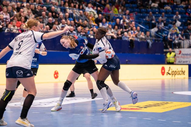 HSG Blomberg-Lippe (GER) vs. Chambray Touraine Handball (FRA), Handball, EHF European League Women, Gruppenphase, 11.1.2026, Saision 2025 2026, Lemgo Nieke Kuehne (HSG Blomberg-Lippe, 09) im Zweikampf mit Dawiya Abdou (Chambray Touraine Handball, 04) Lemgo Phoenix Contact Arena Deutschland