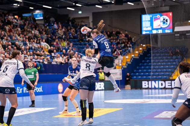 HSG Blomberg-Lippe (GER) vs. Chambray Touraine Handball (FRA), Handball, EHF European League Women, Gruppenphase, 11.1.2026, Saision 2025 2026, Lemgo Nieke Kuehne (HSG Blomberg-Lippe, 09) im Torwurf gegen Vilma Matthijs Holmberg (Chambray Touraine Handball, 08) Lemgo Phoenix Contact Arena Deutschland