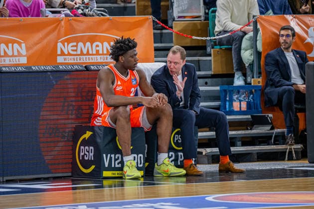 1. Basketball Bundesliga, easyCredit BBL, Saison 2025 2026, Herren, Hauptrunde, 15. Spieltag, 11.01.2026, RASTA Vechta - Fitness First Würzburg Baskets Malcolm Dandridge ( 23 - RASTA Vechta) im Gespräch mit Christian Held (Head-Coach - RASTA Vechta) Vechta RASTA Dome Niedersachsen Deutschland