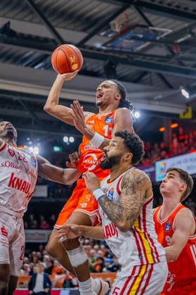 1. Basketball Bundesliga, easyCredit BBL, Saison 2025 2026, Herren, Hauptrunde, 15. Spieltag, 11.01.2026, RASTA Vechta - Fitness First Würzburg Baskets Alonzo Verge ( 11 - RASTA Vechta) beim Korbleger Vechta RASTA Dome Niedersachsen Deutschland