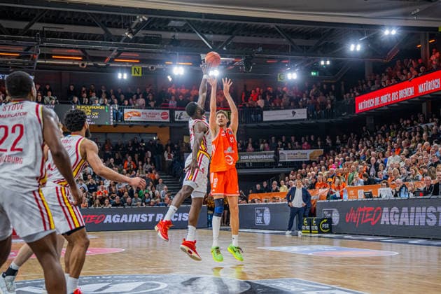 1. Basketball Bundesliga, easyCredit BBL, Saison 2025 2026, Herren, Hauptrunde, 15. Spieltag, 11.01.2026, RASTA Vechta - Fitness First Würzburg Baskets Tibor Pleiß ( 22 - RASTA Vechta) beim Jumpshot Vechta RASTA Dome Niedersachsen Deutschland