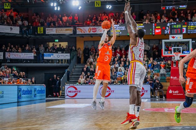 1. Basketball Bundesliga, easyCredit BBL, Saison 2025 2026, Herren, Hauptrunde, 15. Spieltag, 11.01.2026, RASTA Vechta - Fitness First Würzburg Baskets Tommy Kuhse ( 12 - RASTA Vechta) beim Jumpshot Vechta RASTA Dome Niedersachsen Deutschland
