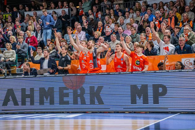 1. Basketball Bundesliga, easyCredit BBL, Saison 2025 2026, Herren, Hauptrunde, 15. Spieltag, 11.01.2026, RASTA Vechta - Fitness First Würzburg Baskets Das Team von RASTA Vechta zeigt Emotionen während der Partie Vechta RASTA Dome Niedersachsen Deutschland