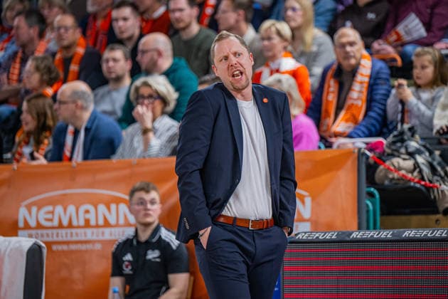 1. Basketball Bundesliga, easyCredit BBL, Saison 2025 2026, Herren, Hauptrunde, 15. Spieltag, 11.01.2026, RASTA Vechta - Fitness First Würzburg Baskets Christian Held (Head-Coach - RASTA Vechta) während der Partie Vechta RASTA Dome Niedersachsen Deutschland