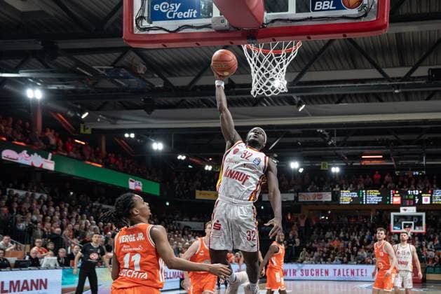 Spielaktion mit Charles Thompson (32; Würzburg Baskets) beim Hochgehen zum Dunk, Alonzo Verge Jr. (11; Rasta Vechta) verteidigt, Linus Trettin (15; Rasta Vechta) im Hintergrund am 15. Speiltag der EasyCredit BBL in Vechta. Dunk mit Charles Thompson (32; Würzburg Baskets)
