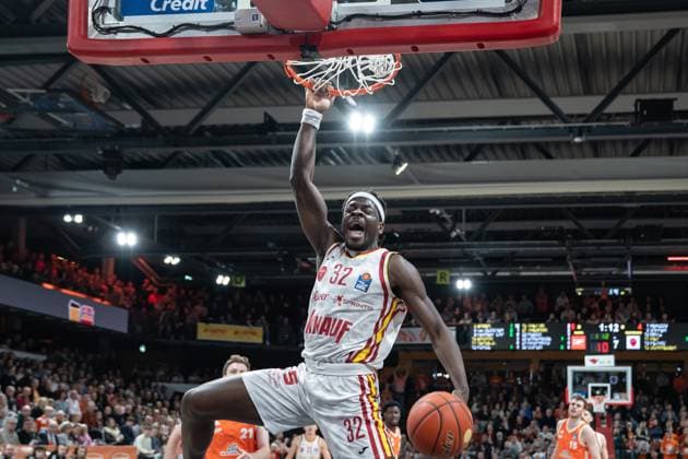 Spielaktion mit Charles Thompson (32; Würzburg Baskets) dunkt den Ball und Linus Trettin (15; Rasta Vechta) im Hintergrund am 15. Spieltag der EasyCredit BBL in Vechta. Charles Thompson (32; Würzburg Baskets) mit Ball in Aktion