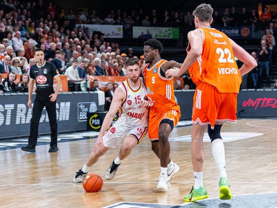 Ryan Schwieger (Fitness First Wuerzburg Baskets, 15) im Zweikampf gegen TJ Bamba (RASTA Vechta, 05) und Tibor Pleiss (RASTA Vechta, 22) RASTA Vechta vs. Fitness First Wuerzburg Baskets, Basketball, easyCredit Basketball Bundesliga, 15. Spieltag, Saison 2025 2026, 11.01.2026 RASTA Vechta vs. Fitness First Wuerzburg Baskets, Basketball, easyCredit Basketball Bundesliga, 15. Spieltag, Saison 2025 2026, 11.01.2026 Vechta Copyright: xEibner-Pressefoto DamianxKruczynx EP_DKI
