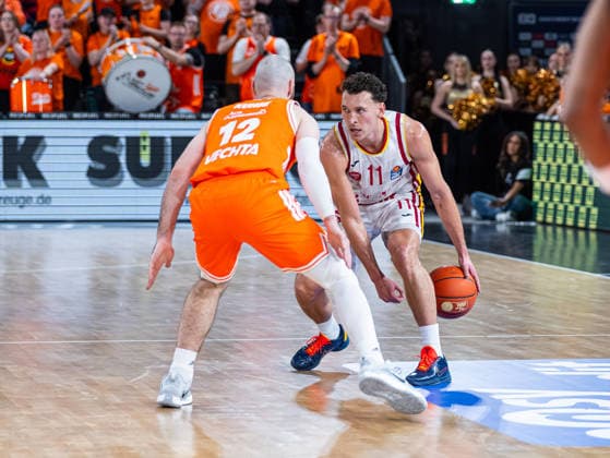 Brae Ivey (Fitness First Wuerzburg Baskets, 11) im Dribbling gegen Tommy Kuhse (RASTA Vechta, 12) RASTA Vechta vs. Fitness First Wuerzburg Baskets, Basketball, easyCredit Basketball Bundesliga, 15. Spieltag, Saison 2025 2026, 11.01.2026 RASTA Vechta vs. Fitness First Wuerzburg Baskets, Basketball, easyCredit Basketball Bundesliga, 15. Spieltag, Saison 2025 2026, 11.01.2026 Vechta Copyright: xEibner-Pressefoto DamianxKruczynx EP_DKI