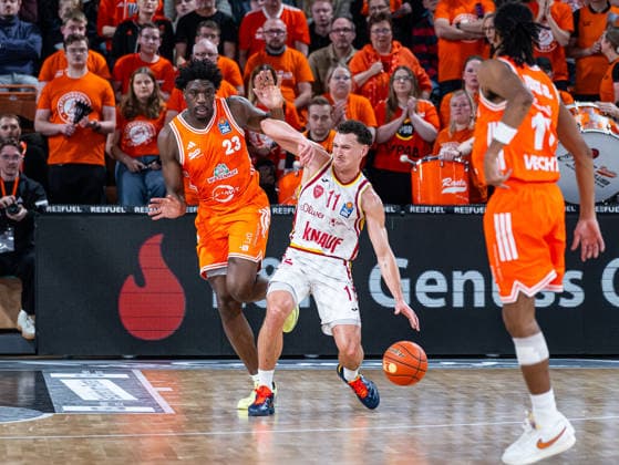Brae Ivey (Fitness First Wuerzburg Baskets, 11) wird im Zweikampf von Malcolm Dandridge (RASTA Vechta, 23) gefoult RASTA Vechta vs. Fitness First Wuerzburg Baskets, Basketball, easyCredit Basketball Bundesliga, 15. Spieltag, Saison 2025 2026, 11.01.2026 RASTA Vechta vs. Fitness First Wuerzburg Baskets, Basketball, easyCredit Basketball Bundesliga, 15. Spieltag, Saison 2025 2026, 11.01.2026 Vechta Copyright: xEibner-Pressefoto DamianxKruczynx EP_DKI