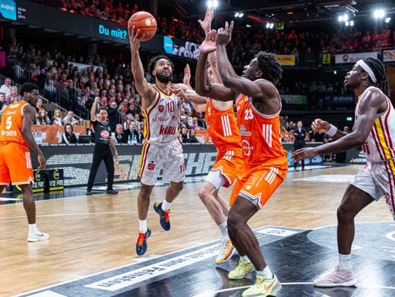 Davion Mintz (Fitness First Wuerzburg Baskets, 10) im Dunk gegen Malcolm Dandridge (RASTA Vechta, 23) und Joschka Ferner (RASTA Vechta, 09) RASTA Vechta vs. Fitness First Wuerzburg Baskets, Basketball, easyCredit Basketball Bundesliga, 15. Spieltag, Saison 2025 2026, 11.01.2026 RASTA Vechta vs. Fitness First Wuerzburg Baskets, Basketball, easyCredit Basketball Bundesliga, 15. Spieltag, Saison 2025 2026, 11.01.2026 Vechta Copyright: xEibner-Pressefoto DamianxKruczynx EP_DKI