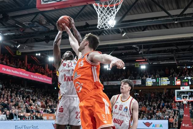 Spielaktion mit ohnathan Stove (22; Würzburg Baskets), Christian Skladanowski (19; Würzburg Baskets) beobachtet und Linus Trettin (15, Rasta Vechta) verteidigt am 15. Spieltag der EasyCredit BBL in Vechta. Spielaktion mit Johnathan Stove (22, Würzburg Baskets)