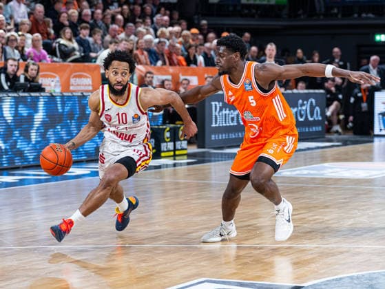 Davion Mintz (Fitness First Wuerzburg Baskets, 10) im Zweikampf gegen TJ Bamba (RASTA Vechta, 05) RASTA Vechta vs. Fitness First Wuerzburg Baskets, Basketball, easyCredit Basketball Bundesliga, 15. Spieltag, Saison 2025 2026, 11.01.2026 RASTA Vechta vs. Fitness First Wuerzburg Baskets, Basketball, easyCredit Basketball Bundesliga, 15. Spieltag, Saison 2025 2026, 11.01.2026 Vechta Copyright: xEibner-Pressefoto DamianxKruczynx EP_DKI