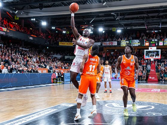 Charles Thompson (Fitness First Wuerzburg Baskets, 32) beim Wurf gegen Alonzo Verge Jr. (RASTA Vechta, 11) RASTA Vechta vs. Fitness First Wuerzburg Baskets, Basketball, easyCredit Basketball Bundesliga, 15. Spieltag, Saison 2025 2026, 11.01.2026 RASTA Vechta vs. Fitness First Wuerzburg Baskets, Basketball, easyCredit Basketball Bundesliga, 15. Spieltag, Saison 2025 2026, 11.01.2026 Vechta Copyright: xEibner-Pressefoto DamianxKruczynx EP_DKI