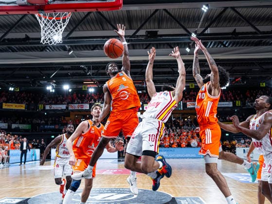 TJ Bamba (RASTA Vechta, 05) blockt den Dunk von Davion Mintz (Fitness First Wuerzburg Baskets, 10) RASTA Vechta vs. Fitness First Wuerzburg Baskets, Basketball, easyCredit Basketball Bundesliga, 15. Spieltag, Saison 2025 2026, 11.01.2026 RASTA Vechta vs. Fitness First Wuerzburg Baskets, Basketball, easyCredit Basketball Bundesliga, 15. Spieltag, Saison 2025 2026, 11.01.2026 Vechta Copyright: xEibner-Pressefoto DamianxKruczynx EP_DKI