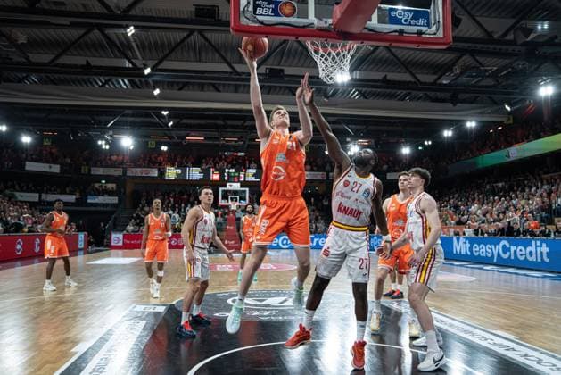 Spielaktion mit Lars Thiemann (21; Rasta Vechta) mit Abschluss am Korb und Christian Skladanowski (19; Würzburg Baskets), Joschka Ferner (9; Rasta Vechta) und Brae Ivey (11; Würzburg Baskets) am 15. Spieltag der EasyCredit BBL. Spielaktion mit Lars Thiemann (21; Rasta Vechta) und Christian Skladanowski (19; Würzburg Baskets)
