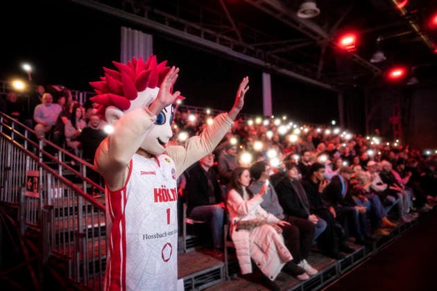 Barmer 2. Basketball Bundesliga ProA: Rheinstars Koeln vs. BBC Bayreuth, 11.01.26 Köln, 11.01.26 - Impressionen - Handlicher und Maskottchen Der Jeck während des Spiels der Barmer 2. Basketball Bundesliga ProA: Rheinstars Koeln vs. BBC Bayreuth in der Motor World in Köln. Copyright: xBEAUTIFULxSPORTS AxelxKohringx
