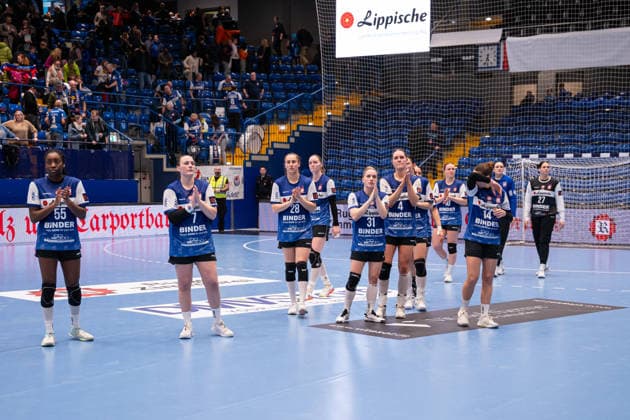 HSG Blomberg-Lippe (GER) vs. Chambray Touraine Handball (FRA), Handball, EHF European League Women, Gruppenphase, 11.1.2026, Saision 2025 2026, Lemgo Die Spielerinnen der HSG Blomberg-Lippe (GER) bedanken sich bei ihren Fans nach der Niederlage (25:26) gegen Chambray Touraine Handball (FRA) Lemgo Phoenix Contact Arena Deutschland