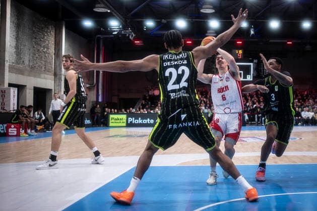 Barmer 2. Basketball Bundesliga ProA: Rheinstars Koeln vs. BBC Bayreuth, 11.01.26 Köln, 11.01.26 - Jasper Günther (RheinStars Köln, 6, PG) kämpft gegen Leroy Ikejiaku (BBC Bayreuth, 22, C) und Rayshawn Mart (BBC Bayreuth,3, PG) während des Spiels der Barmer 2. Basketball Bundesliga ProA: Rheinstars Koeln vs. BBC Bayreuth in der Motor World in Köln. Copyright: xBEAUTIFULxSPORTS AxelxKohringx