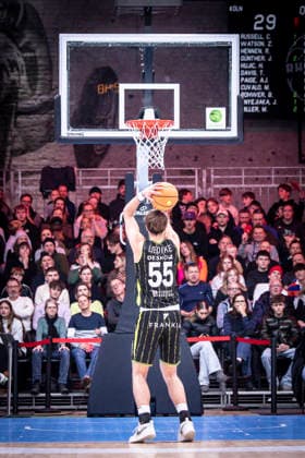 Barmer 2. Basketball Bundesliga ProA: Rheinstars Koeln vs. BBC Bayreuth, 11.01.26 Köln, 11.01.26 - Lenny Liedtke (BBC Bayreuth, 55, SF) beim Freiwurf vor der Halbzeit während des Spiels der Barmer 2. Basketball Bundesliga ProA: Rheinstars Koeln vs. BBC Bayreuth in der Motor World in Köln. Copyright: xBEAUTIFULxSPORTS AxelxKohringx
