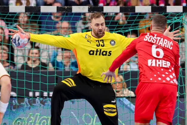 Torhueter Andreas Wolf (Germany) und Mario Sostaric (Croatia) kaempfen um den Ball, Friendly match, Germany vs Croatia, ZAG Arena am 11. January 2026 in Hannover, Deutschland. (Foto von Marco Steinbrenner DeFodi Images) Torhueter Andreas Wolf (Germany) und Mario Sostaric (Croatia) battle for the ball, Friendly match, Germany vs Croatia, ZAG Arena, January 11, 2026 in Hannover, Germany. (Photo by Marco Steinbrenner DeFodi Images) -