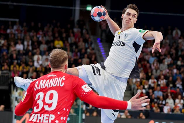 David Mandic (Croatia) und Miro Schluroff (Germany) kaempfen um den Ball, Friendly match, Germany vs Croatia, ZAG Arena am 11. January 2026 in Hannover, Deutschland. (Foto von Marco Steinbrenner DeFodi Images) David Mandic (Croatia) und Miro Schluroff (Germany) battle for the ball, Friendly match, Germany vs Croatia, ZAG Arena, January 11, 2026 in Hannover, Germany. (Photo by Marco Steinbrenner DeFodi Images) -