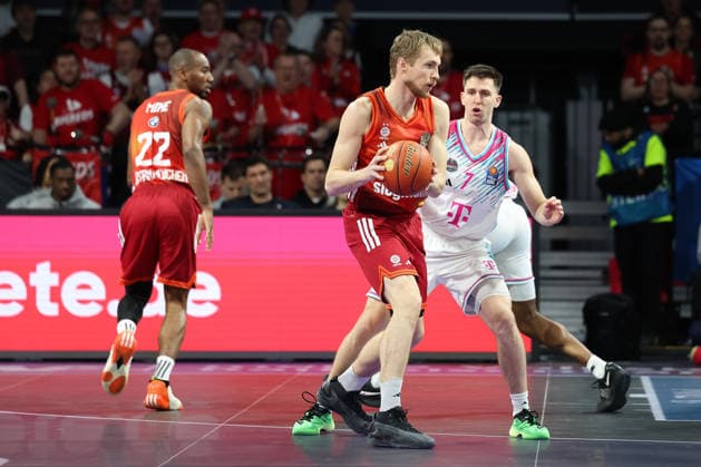 Niels Giffey (FC Bayern Basketball, 05) mit Grayson Murphy (Telekom Baskets Bonn, 07), GER, FC Bayern Basketball vs. Telekom Baskets Bonn, Basketball, easycredit Basketball Bundesliga, 15. Spieltag, Saison 2025 2026, 11.01.2026, GER, FC Bayern Basketball vs. Telekom Baskets Bonn, Basketball, easycredit Basketball Bundesliga, 15. Spieltag, Saison 2025 2026, 11.01.2026 Muenchen Copyright: xEibner-Pressefoto JennixMaulx EP_JML