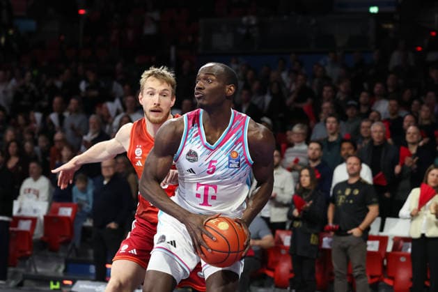 Tylan Birts (Telekom Baskets Bonn, 05) mit Niels Giffey (FC Bayern Basketball, 05), GER, FC Bayern Basketball vs. Telekom Baskets Bonn, Basketball, easycredit Basketball Bundesliga, 15. Spieltag, Saison 2025 2026, 11.01.2026, GER, FC Bayern Basketball vs. Telekom Baskets Bonn, Basketball, easycredit Basketball Bundesliga, 15. Spieltag, Saison 2025 2026, 11.01.2026 Muenchen Copyright: xEibner-Pressefoto JennixMaulx EP_JML