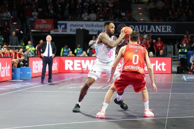 Jeff Garrett Jr. (Telekom Baskets Bonn, 04) mit Nenad Dimitrijevic (FC Bayern Basketball, 00), GER, FC Bayern Basketball vs. Telekom Baskets Bonn, Basketball, easycredit Basketball Bundesliga, 15. Spieltag, Saison 2025 2026, 11.01.2026, GER, FC Bayern Basketball vs. Telekom Baskets Bonn, Basketball, easycredit Basketball Bundesliga, 15. Spieltag, Saison 2025 2026, 11.01.2026 Muenchen Copyright: xEibner-Pressefoto JennixMaulx EP_JML